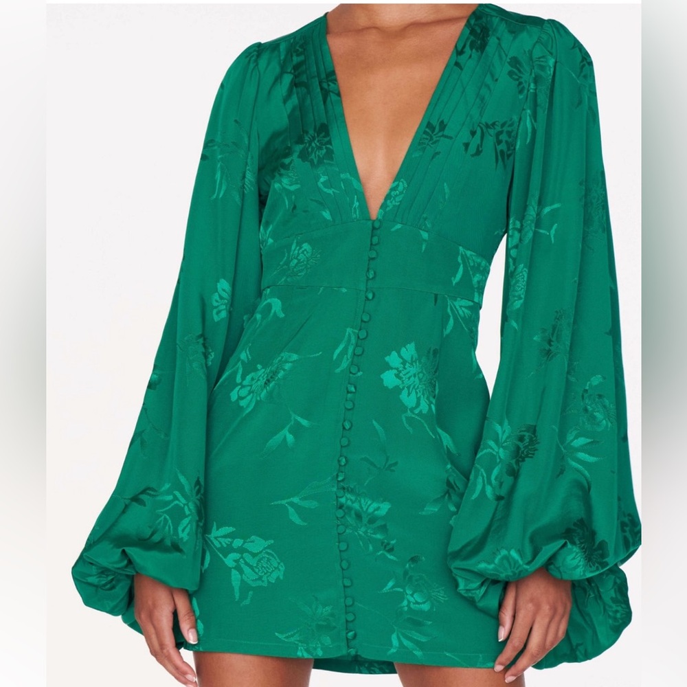 Green. Size small. Material 100% Viscose. Silky plant-based fabric.